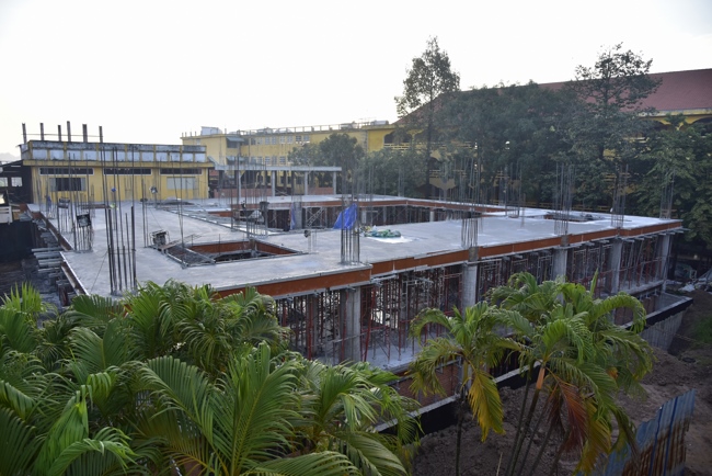 Hoàn thành đổ bê tông sàn lửng lầu 1 tòa nhà đa năng