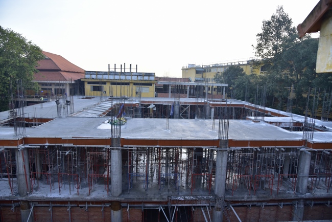 Hoàn thành đổ bê tông sàn lửng lầu 1 tòa nhà đa năng