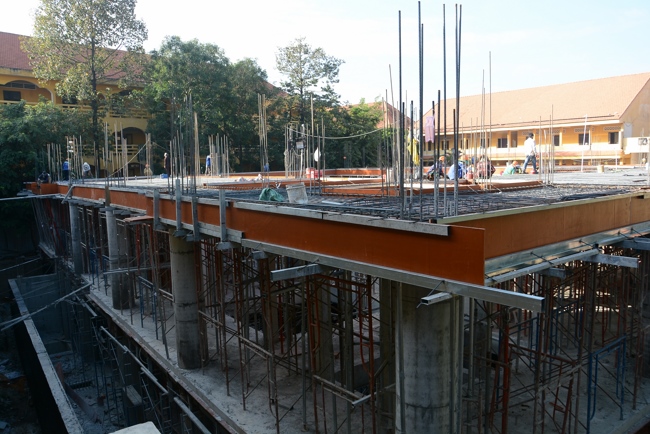 Hoàn thành đổ bê tông sàn lửng lầu 1 tòa nhà đa năng