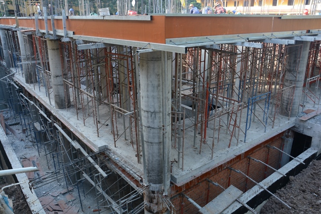 Hoàn thành đổ bê tông sàn lửng lầu 1 tòa nhà đa năng