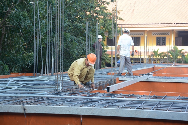 Hoàn thành đổ bê tông sàn lửng lầu 1 tòa nhà đa năng