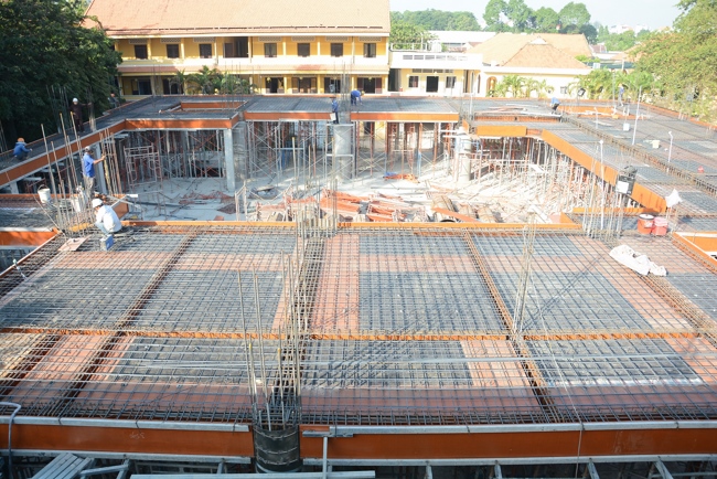 Hoàn thành đổ bê tông sàn lửng lầu 1 tòa nhà đa năng