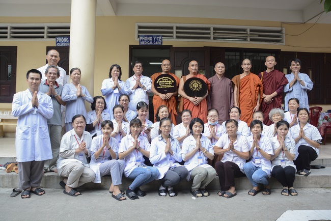 The 7th Tripitaka Dharma Master Sīlakkhandhābhivaṁsa visited Hoang Phap Temple