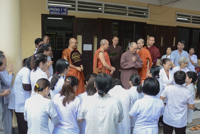 The 7th Tripitaka Dharma Master Sīlakkhandhābhivaṁsa visited Hoang Phap Temple