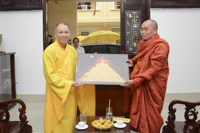 The 7th Tripitaka Dharma Master Sīlakkhandhābhivaṁsa visited Hoang Phap Temple
