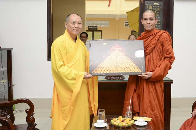 The 7th Tripitaka Dharma Master Sīlakkhandhābhivaṁsa visited Hoang Phap Temple