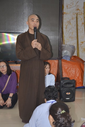 Tặng quà bệnh nhân ung bướu về dự Khóa Tu Một Ngày cuối năm