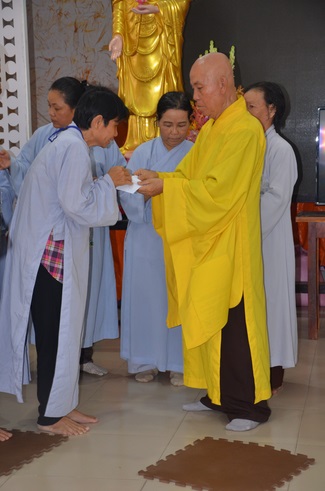 Tặng quà bệnh nhân ung bướu về dự Khóa Tu Một Ngày cuối năm