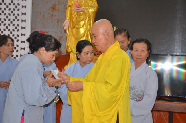 Tặng quà bệnh nhân ung bướu về dự Khóa Tu Một Ngày cuối năm