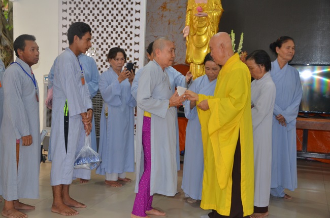 Tặng quà bệnh nhân ung bướu về dự Khóa Tu Một Ngày cuối năm