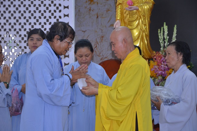 Tặng quà bệnh nhân ung bướu về dự Khóa Tu Một Ngày cuối năm