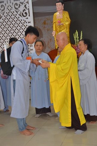 Tặng quà bệnh nhân ung bướu về dự Khóa Tu Một Ngày cuối năm