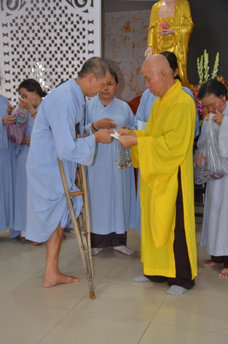 Tặng quà bệnh nhân ung bướu về dự Khóa Tu Một Ngày cuối năm