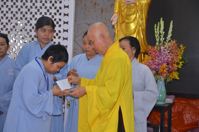 Tặng quà bệnh nhân ung bướu về dự Khóa Tu Một Ngày cuối năm