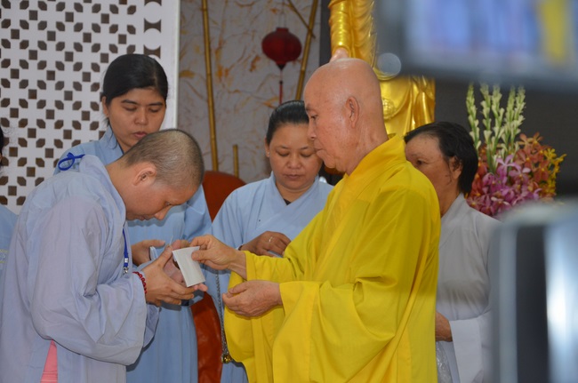 Tặng quà bệnh nhân ung bướu về dự Khóa Tu Một Ngày cuối năm