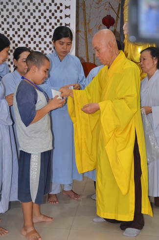 Tặng quà bệnh nhân ung bướu về dự Khóa Tu Một Ngày cuối năm