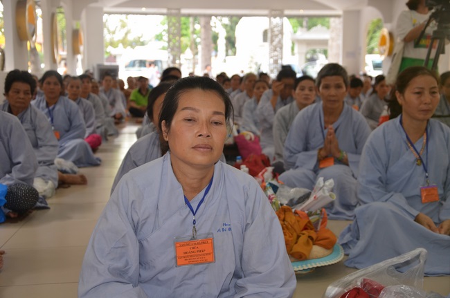 Tặng quà bệnh nhân ung bướu về dự Khóa Tu Một Ngày cuối năm