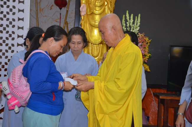 Tặng quà bệnh nhân ung bướu về dự Khóa Tu Một Ngày cuối năm