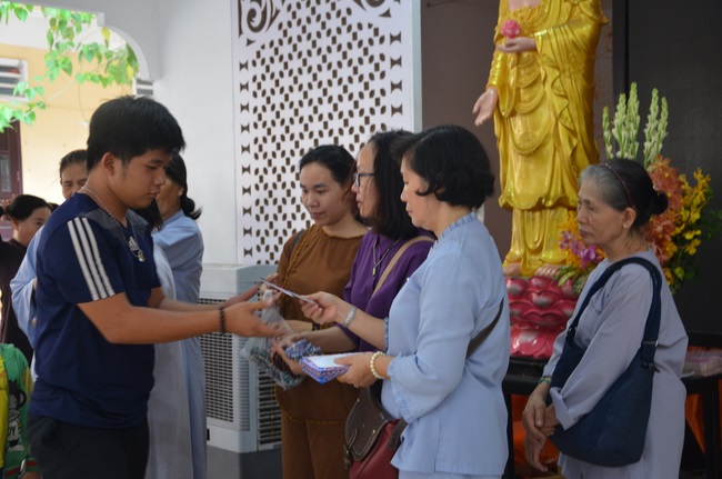 Tặng quà bệnh nhân ung bướu về dự Khóa Tu Một Ngày cuối năm