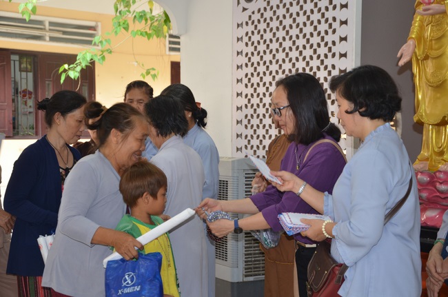 Tặng quà bệnh nhân ung bướu về dự Khóa Tu Một Ngày cuối năm