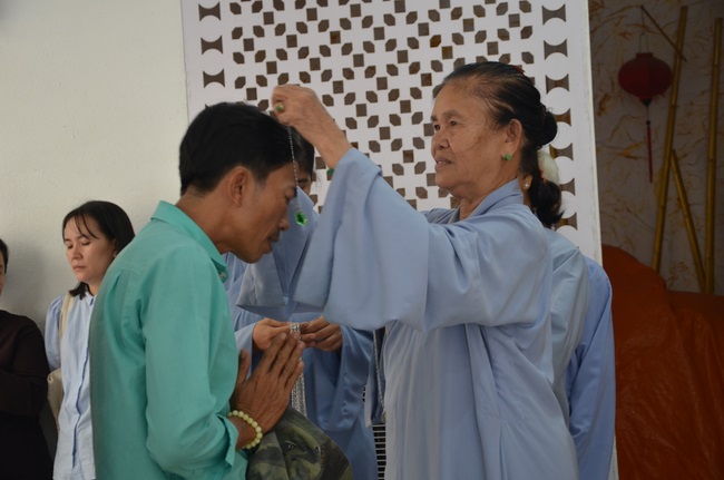 Tặng quà bệnh nhân ung bướu về dự Khóa Tu Một Ngày cuối năm