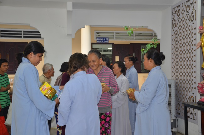 Tặng quà bệnh nhân ung bướu về dự Khóa Tu Một Ngày cuối năm