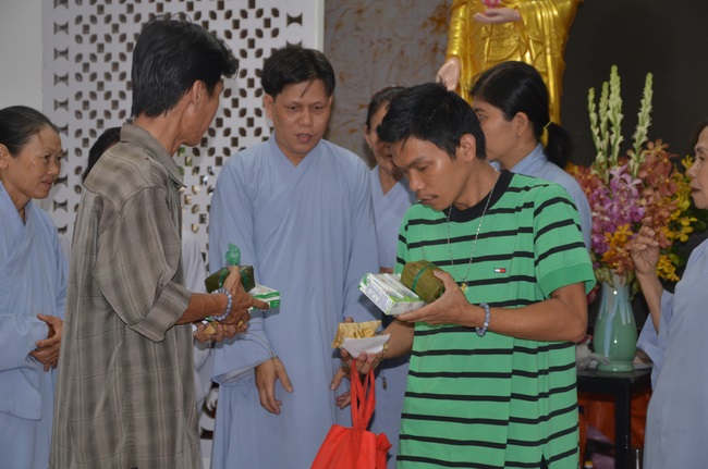 Tặng quà bệnh nhân ung bướu về dự Khóa Tu Một Ngày cuối năm