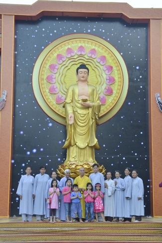 Tặng quà bệnh nhân ung bướu về dự Khóa Tu Một Ngày cuối năm