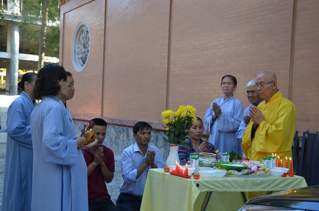 Tặng quà bệnh nhân ung bướu về dự Khóa Tu Một Ngày cuối năm