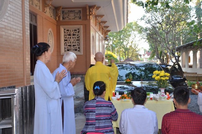 Tặng quà bệnh nhân ung bướu về dự Khóa Tu Một Ngày cuối năm