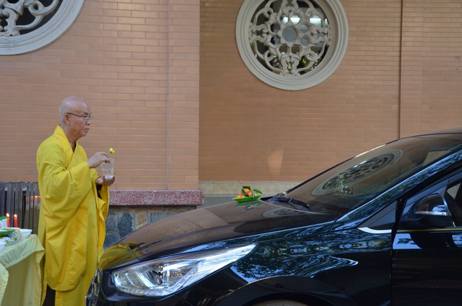 Tặng quà bệnh nhân ung bướu về dự Khóa Tu Một Ngày cuối năm