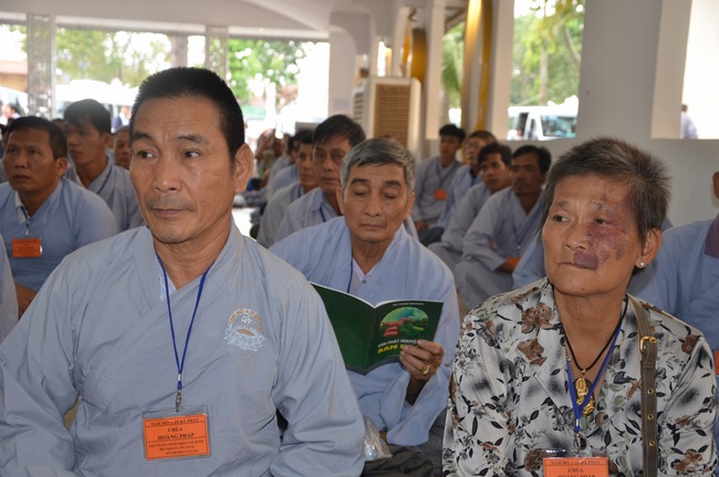 Tặng quà bệnh nhân ung bướu về dự Khóa Tu Một Ngày cuối năm