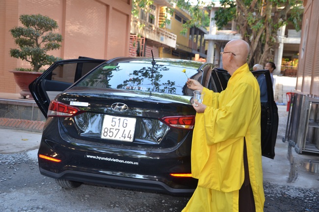 Tặng quà bệnh nhân ung bướu về dự Khóa Tu Một Ngày cuối năm