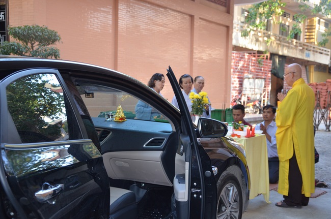 Tặng quà bệnh nhân ung bướu về dự Khóa Tu Một Ngày cuối năm