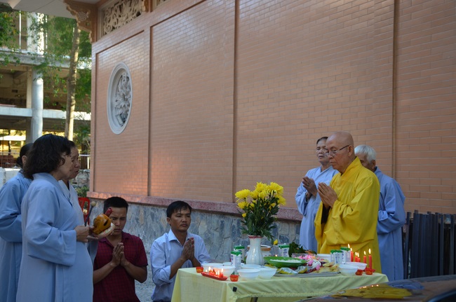 Tặng quà bệnh nhân ung bướu về dự Khóa Tu Một Ngày cuối năm