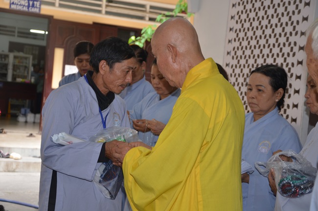 Tặng quà bệnh nhân ung bướu về dự Khóa Tu Một Ngày cuối năm