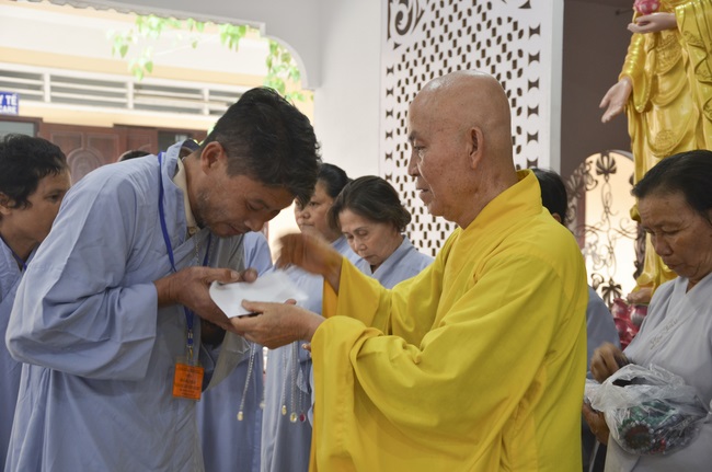 Tặng quà bệnh nhân ung bướu về dự Khóa Tu Một Ngày cuối năm