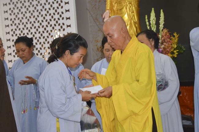 Tặng quà bệnh nhân ung bướu về dự Khóa Tu Một Ngày cuối năm