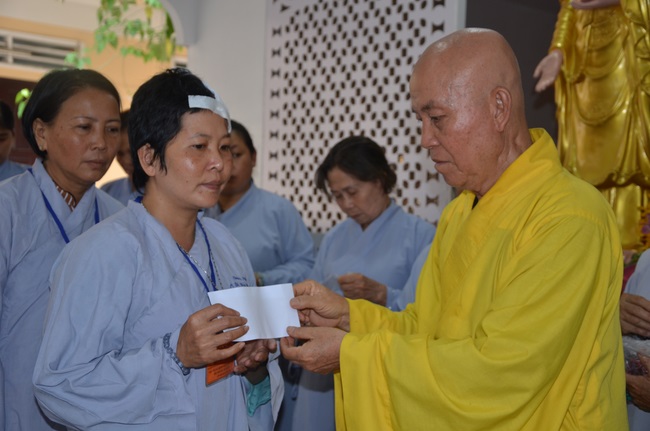 Tặng quà bệnh nhân ung bướu về dự Khóa Tu Một Ngày cuối năm