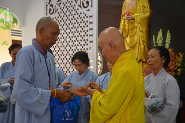 Tặng quà bệnh nhân ung bướu về dự Khóa Tu Một Ngày cuối năm