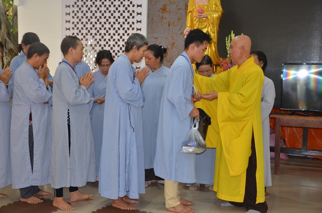 Tặng quà bệnh nhân ung bướu về dự Khóa Tu Một Ngày cuối năm