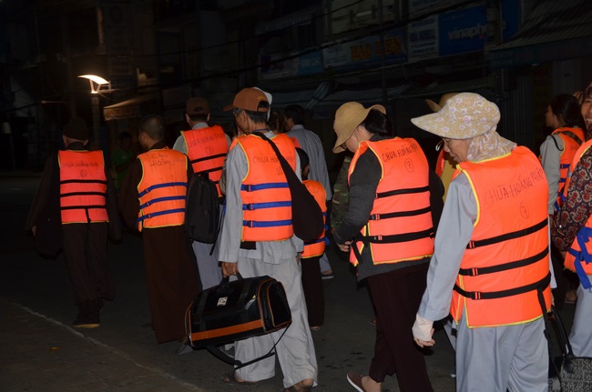 Dự lễ lạc thành chánh điện và trao học bổng tại chùa Phước Long