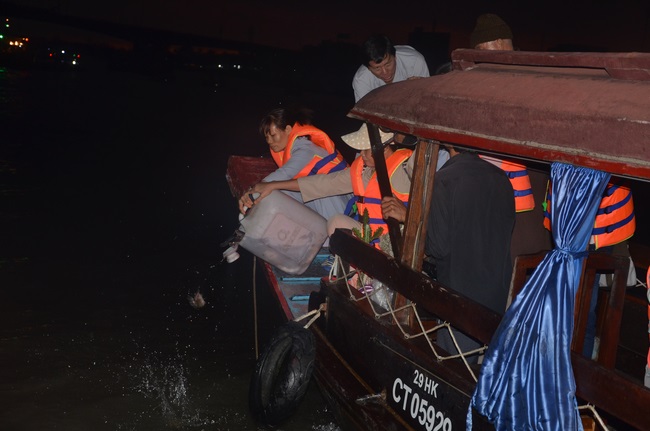 Dự lễ lạc thành chánh điện và trao học bổng tại chùa Phước Long