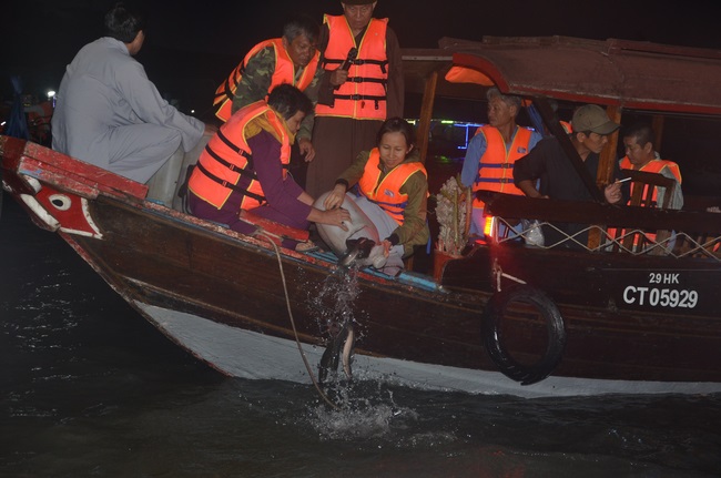 Dự lễ lạc thành chánh điện và trao học bổng tại chùa Phước Long