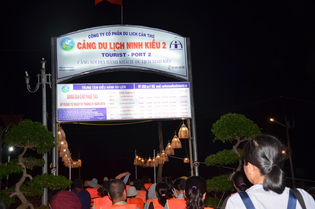 Dự lễ lạc thành chánh điện và trao học bổng tại chùa Phước Long