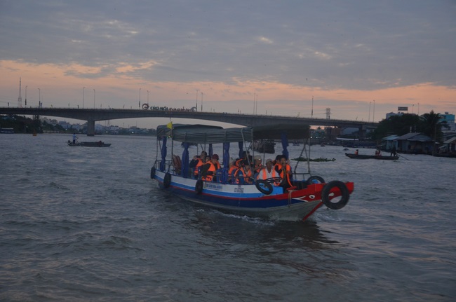 Dự lễ lạc thành chánh điện và trao học bổng tại chùa Phước Long