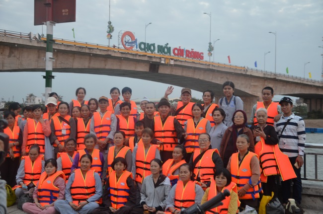 Dự lễ lạc thành chánh điện và trao học bổng tại chùa Phước Long