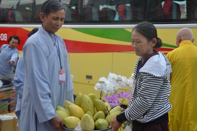 Dự lễ lạc thành chánh điện và trao học bổng tại chùa Phước Long