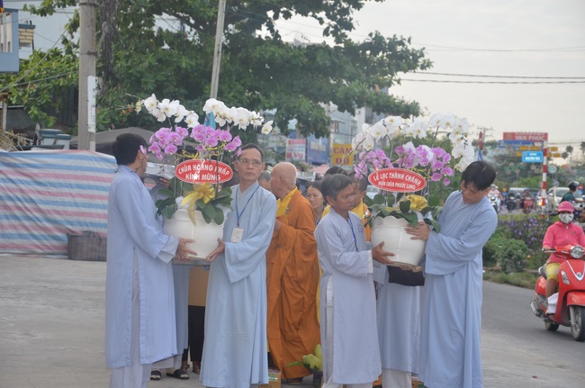 Dự lễ lạc thành chánh điện và trao học bổng tại chùa Phước Long
