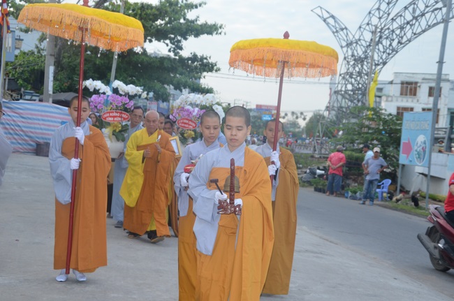 Dự lễ lạc thành chánh điện và trao học bổng tại chùa Phước Long